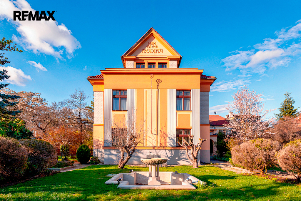 Kašna s fontánou a pohled na vilu ze zahrady