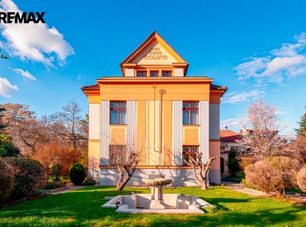 Kašna s fontánou a pohled na vilu ze zahrady | Prodej - dům/vila, 464 m²