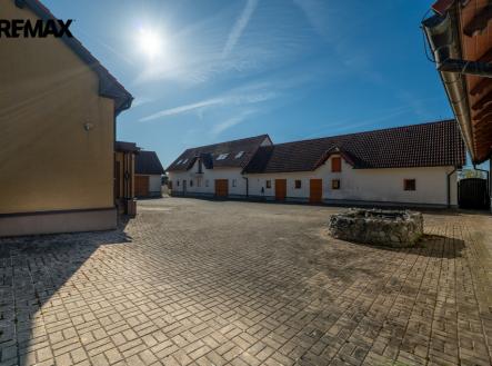 p1036841-hdr.jpg | Prodej - dům/vila, 1 145 m²