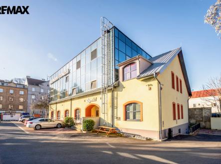 Pohled na kanceláře z boku | Pronájem - kanceláře, 91 m²