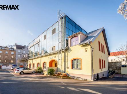 Pohled na kanceláře z boku | Pronájem - kanceláře, 91 m²