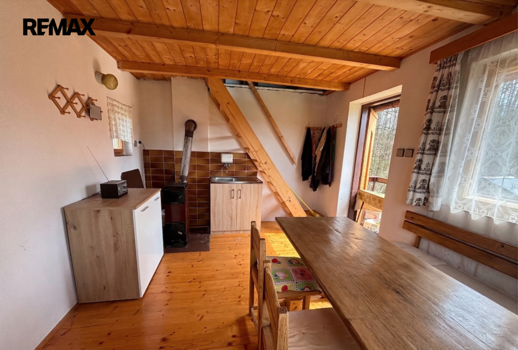 Kuchyňský kout a schodiště