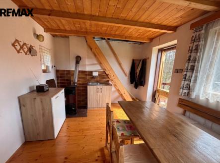 Kuchyňský kout a schodiště | Prodej - chata/rekreační objekt, 25 m²