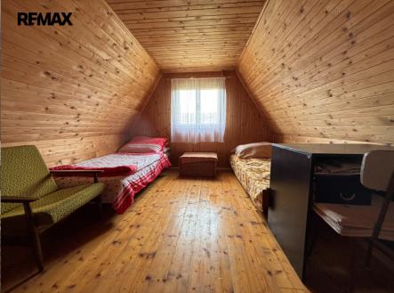 Podkroví ložnice - pohled k oknu | Prodej - chata/rekreační objekt, 25 m²