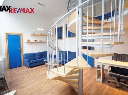 schody na patro | Pronájem bytu, 2+kk, 73 m²