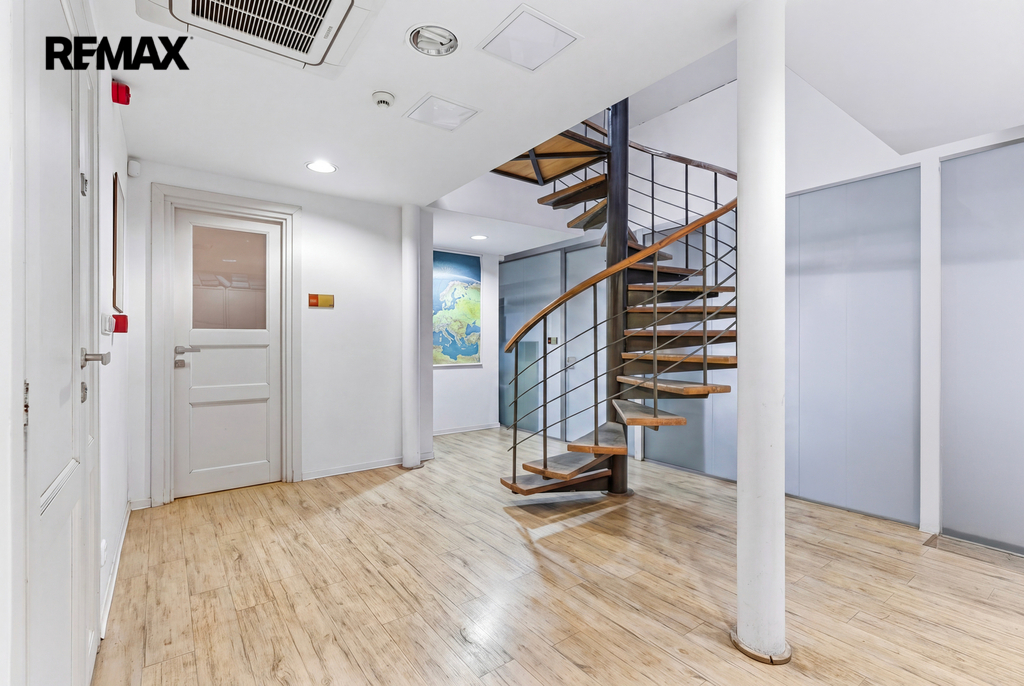 5.NP vstupní hala s točitým schodištěm