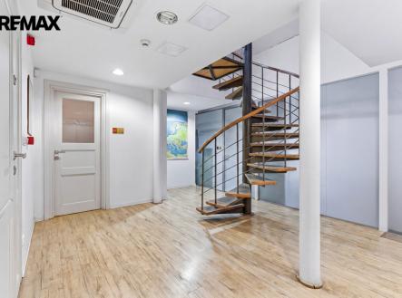 5.NP vstupní hala s točitým schodištěm | Pronájem - kanceláře, 214 m²