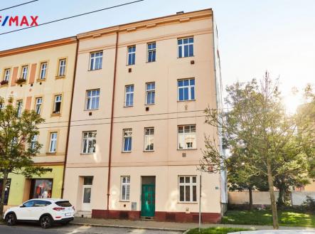 Dům z venku - prodej bytu 2+kk, Koterovská 93/4, Plzeň Slovany. | Prodej bytu, 2+kk, 62 m²