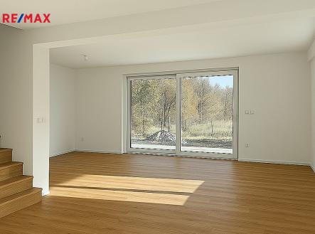 Obývací pokoj se vstupem na terasu a zahradu | Prodej - dům/vila, 155 m²