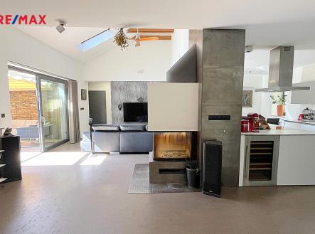 Obývací místnost se vstupem na terasu a zahradu | Prodej - dům/vila, 369 m²