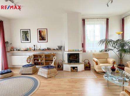 Obývací místnost s krbovými kamny | Pronájem - dům/vila, 228 m²