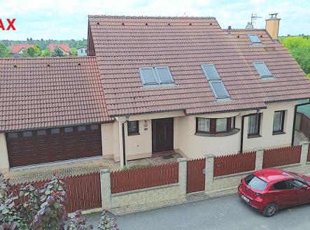 Pohled na RD | Pronájem - dům/vila, 228 m²