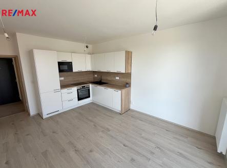 Obývací místnost s kuchyní a balkónem | Pronájem bytu, 2+kk, 48 m²