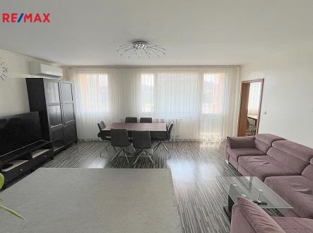 Obývací místnost s lodžií a výhledem na park | Prodej bytu, 3+1, 99 m²