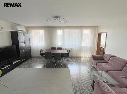 Obývací místnost s lodžií a výhledem na park | Prodej bytu, 3+1, 99 m²