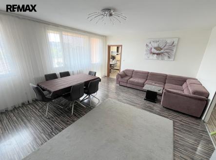 Obývací místnost s kuchyní a lodžií | Prodej bytu, 3+1, 99 m²