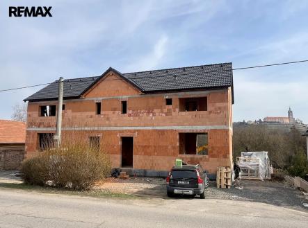 RD - stav výstavby 03-26, položeny tašky, monžáž oken | Prodej - dům/vila, 95 m²
