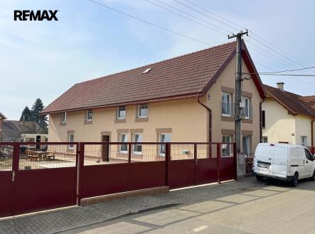 Pohled na RD z ulice | Prodej - dům/vila, 235 m²