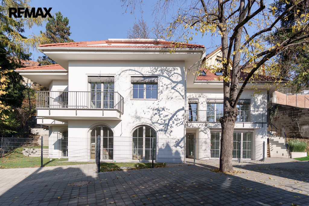 Prodej - bytová jednotka 4+kk – 128,72 m², zahrada 109,02 m², 2 parkovací stání. Praha 10 – Záběhlice u Hamru