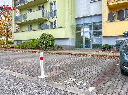 Pronájem parkovacího stání Hradec Králové - Třebeš | Pronájem - malý objekt/garáž