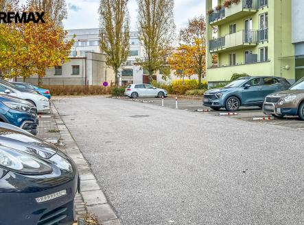Pronájem parkovacího stání Hradec Králové - Třebeš | Pronájem - malý objekt/garáž