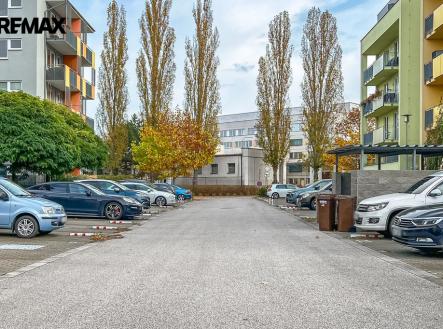 Pronájem parkovacího stání Hradec Králové - Třebeš | Pronájem - malý objekt/garáž