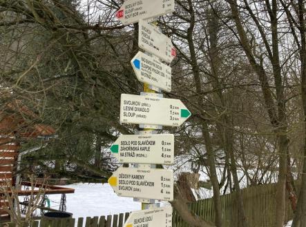 svojkov-rozcestnik-turistickych-tras.jpg | Prodej - pozemek pro bydlení, 1 757 m²