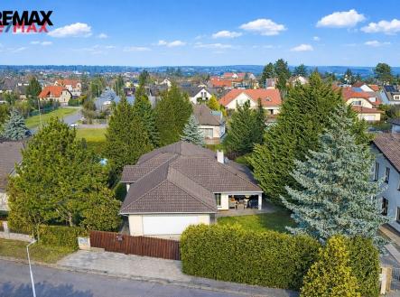 Pohled na RD se zahradou | Prodej - dům/vila, 175 m²