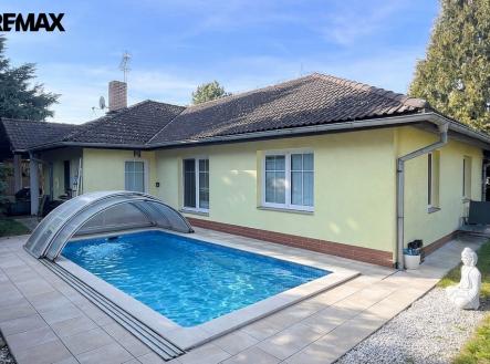 Pohled na RD a bazén | Prodej - dům/vila, 175 m²