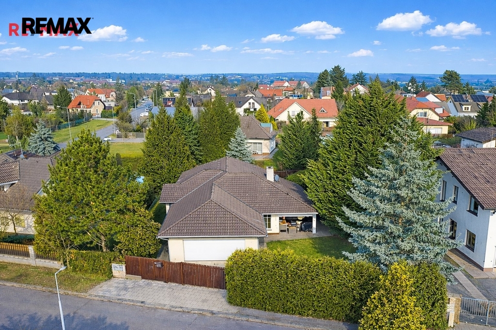 Pohled na RD se zahradou