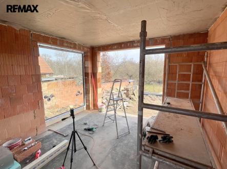 Obývací pokoj  montáž oken | Prodej - dům/vila, 190 m²