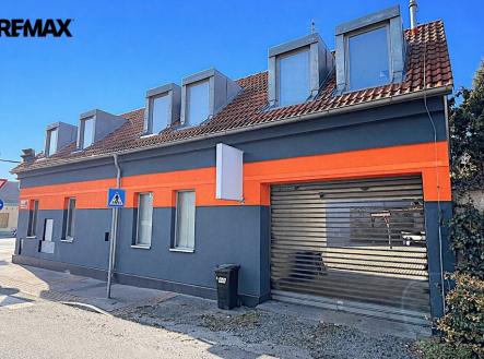 Vjezd do vnitrobloku, parkování až 7 vozů | Pronájem - kanceláře, 141 m²