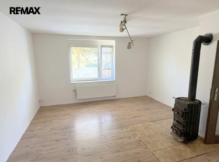 Obývací místnost s krbovými kamny | Prodej - dům/vila, 83 m²