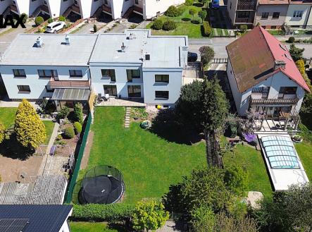 Pohled na rodinný dům se zahradou | Prodej - dům/vila, 285 m²