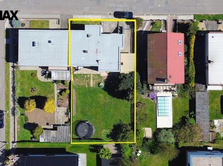 Pohled na rodinný dům se zahradou | Prodej - dům/vila, 285 m²