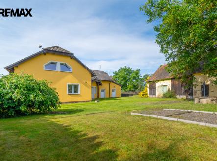 Na fotografii je prostorný zděný rodinný dům po rekonstrukci v obci Kucíny nedaleko Přeštic a Plzně. Nemovitost nabízí dispozici 6+1, obytné podkroví, užitnou plochu 238 m², pozemek o velikosti 1 042  | Prodej - dům/vila, 238 m²