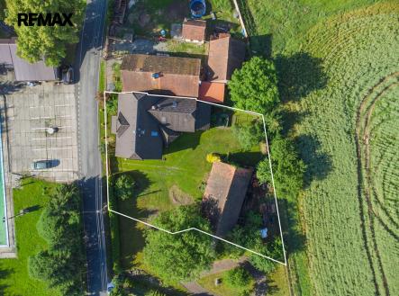 Na fotografii je prostorný zděný rodinný dům po rekonstrukci v obci Kucíny nedaleko Přeštic a Plzně. Nemovitost nabízí dispozici 6+1, obytné podkroví, užitnou plochu 238 m², pozemek o velikosti 1 042  | Prodej - dům/vila, 238 m²