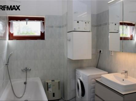 Koupelna s WC | Pronájem bytu, 1+kk, 39 m²
