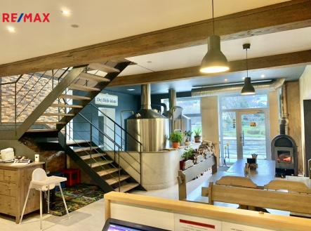 vstupní sál v přízemí | Pronájem - restaurace, 400 m²