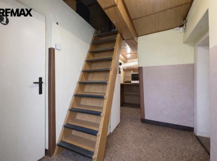 zádveří a vstupní chodba se schodištěm na půdu | Prodej - dům/vila, 40 m²