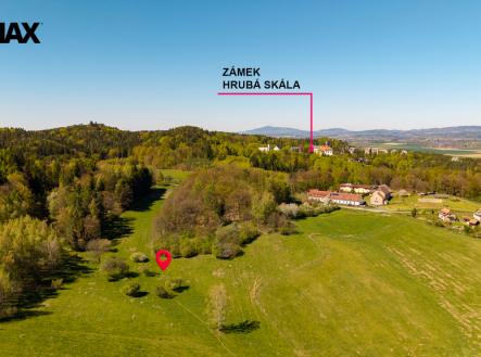 Pozemek, v pozadí zámek Hrubá Skála | Prodej - pozemek, ostatní, 8 089 m²