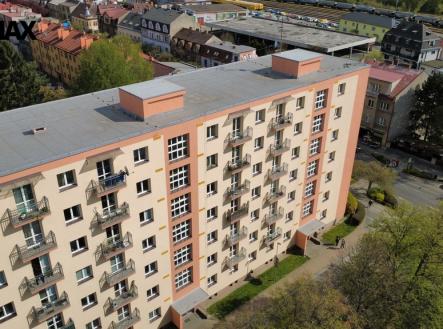 byt se nachází ve druhém podlaží prostředního vchodu | Pronájem bytu, 3+kk, 66 m²