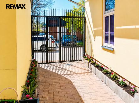 Zadní vchod | Pronájem - obchodní prostor, 690 m²