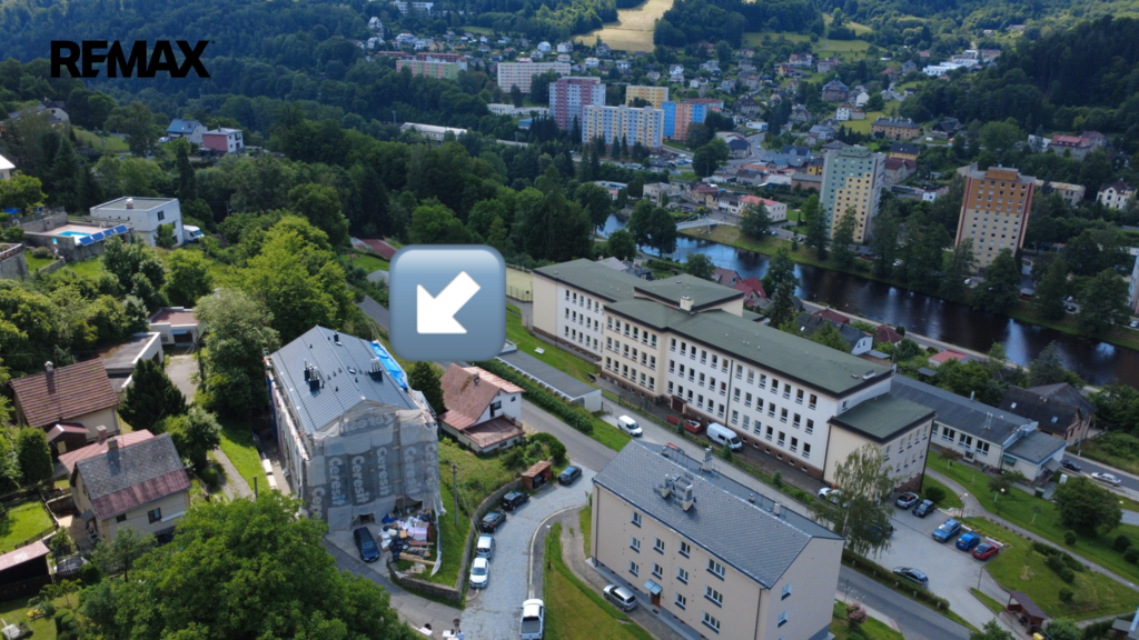 pohled na dům a panorama Železného Brodu