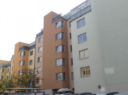 dům s parkovištěm 2.JPG | Pronájem bytu, 1+kk, 32 m²