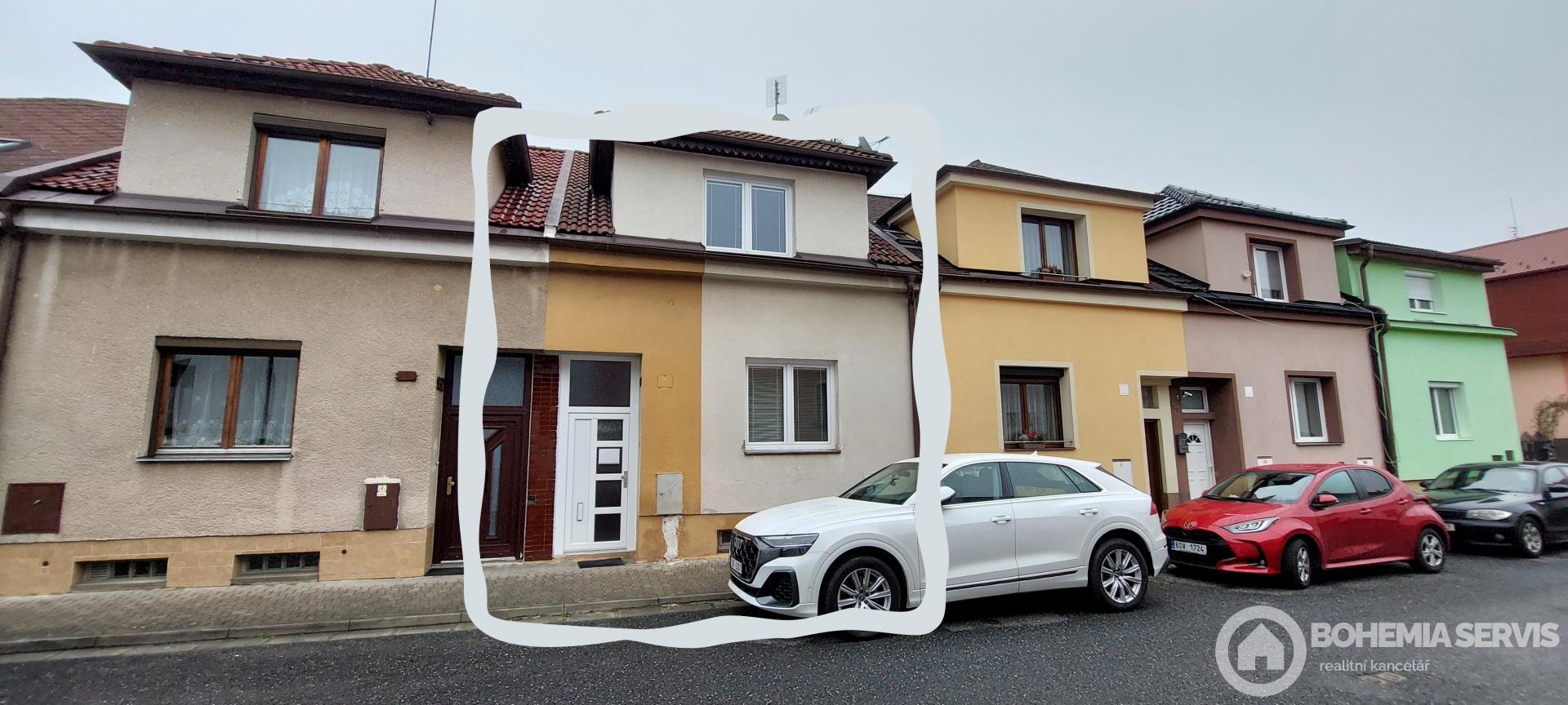 pohled na dům z ulice