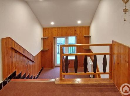 Schody do 1. NP | Pronájem - dům/vila, 130 m²
