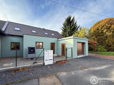 pohled na dm z ulice | Prodej - dům/vila, 172 m²