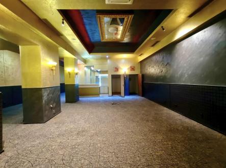 Pronájem - obchodní prostor, 411 m²