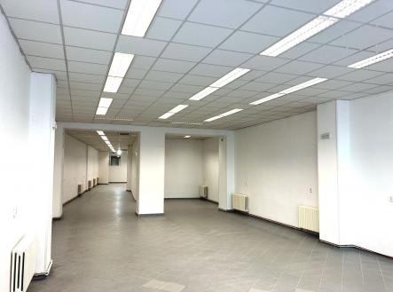 Pronájem - obchodní prostor, 293 m²